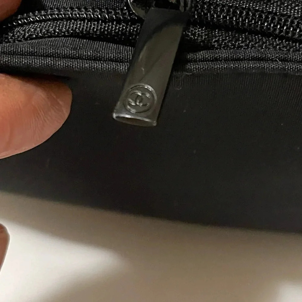 Chanel perfume make up bag, large well fit lots of things, without any damage - Picture 7 of 15